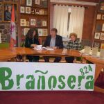 la presidenta de Gullón, Lourdes Gullón; y el alcalde de Brañosera, Jesús María Mediavilla, suscriben el acuerdo