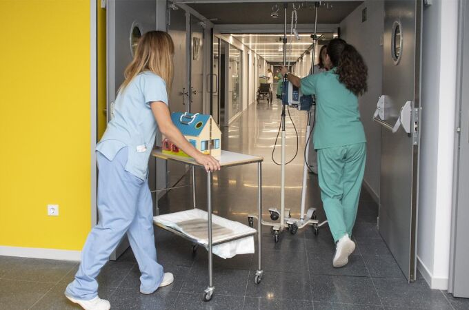 Dos enfermeras completan el traslado de la Unidad de hospitalización de pediatría del Hospital de Guadalajara