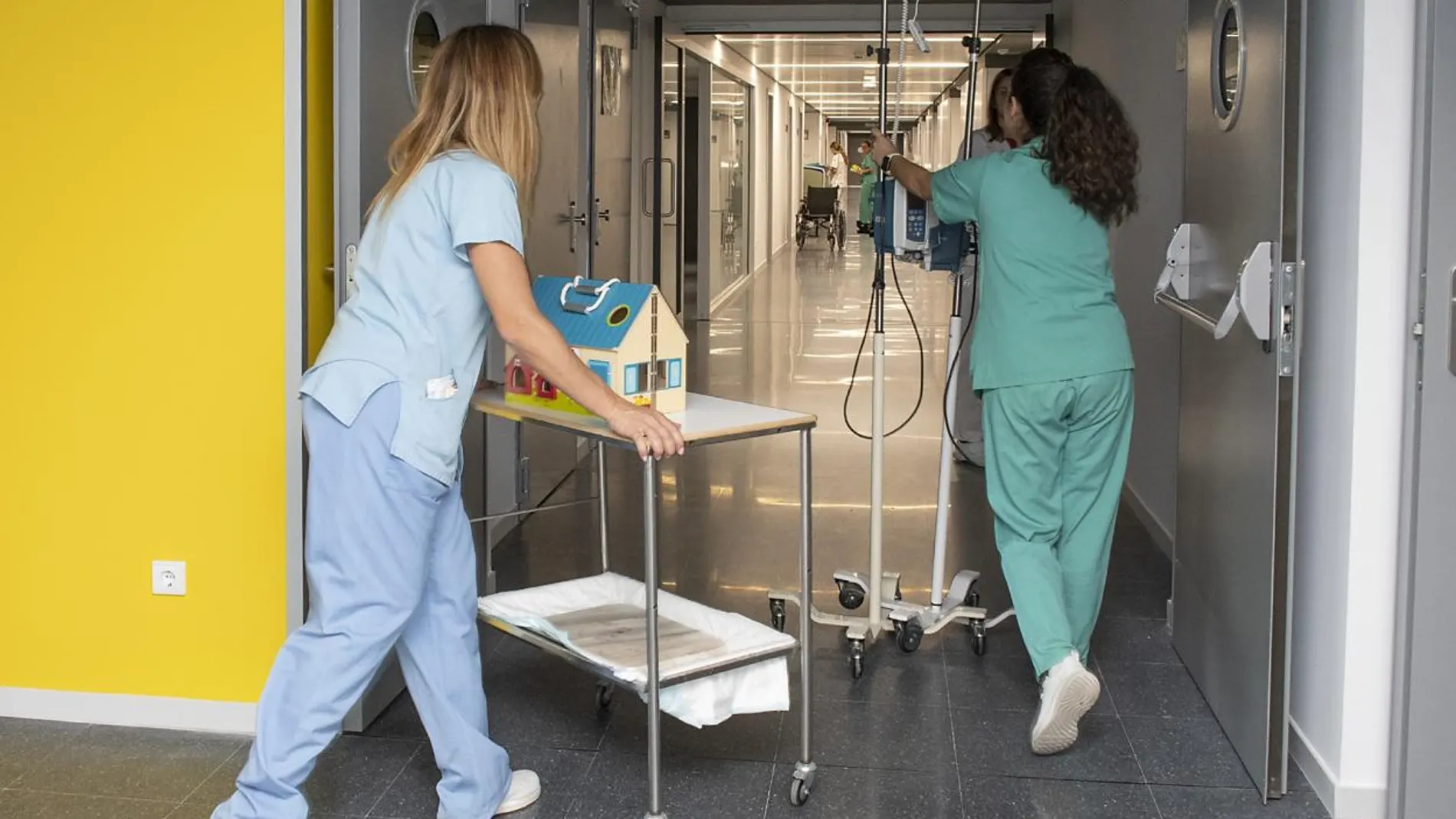Dos enfermeras completan el traslado de la Unidad de hospitalización de pediatría del Hospital de Guadalajara