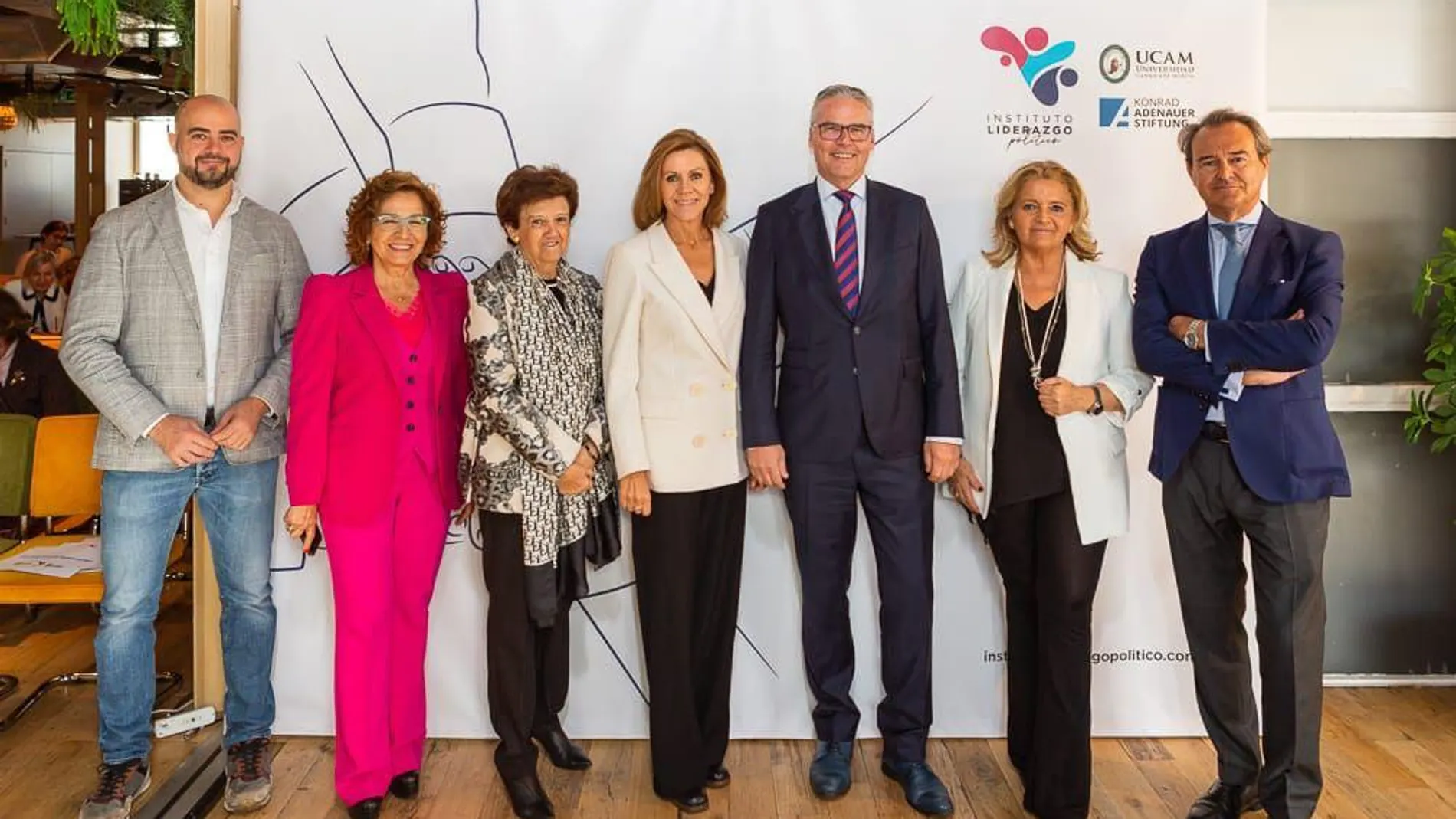 Momento de la presentación del Instituto, con Maria Dolores de Cospedal y Carmen Riolobos a la cabeza