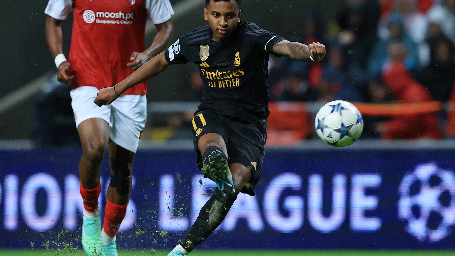 Braga (Portugal), 24/10/2023.- SC Braga player Al Musrati (L) vies for the ball with Real Madrid player Rodrygo during the UEFA Champions League group C soccer match between SC Braga and Real Madrid, in Braga, Portugal, 24 October 2023. (Liga de Campeones) EFE/EPA/ESTELA SILVA