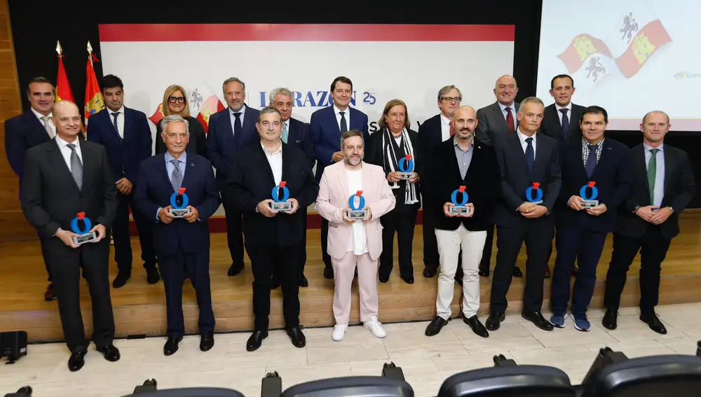 Foto de familia de los premiados con el presidente Mañueco, Carnero, Pollàn o Conrado Iscar