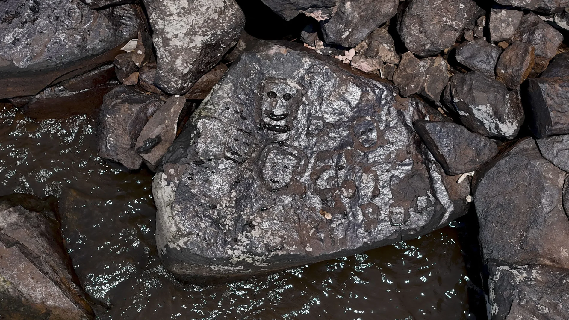 Antiguos grabados rupestres que reaparecieron en la región del Sitio Arqueológico de Lajes debido a la grave sequía que afecta a los ríos de la región se muestran en las orillas del río Negro en Manaos, estado de Amazonas, al norte de Brasil, el 21 de octubre de 2023. - La última vez Los grabados se pudieron ver fue durante la gran sequía de 2010.