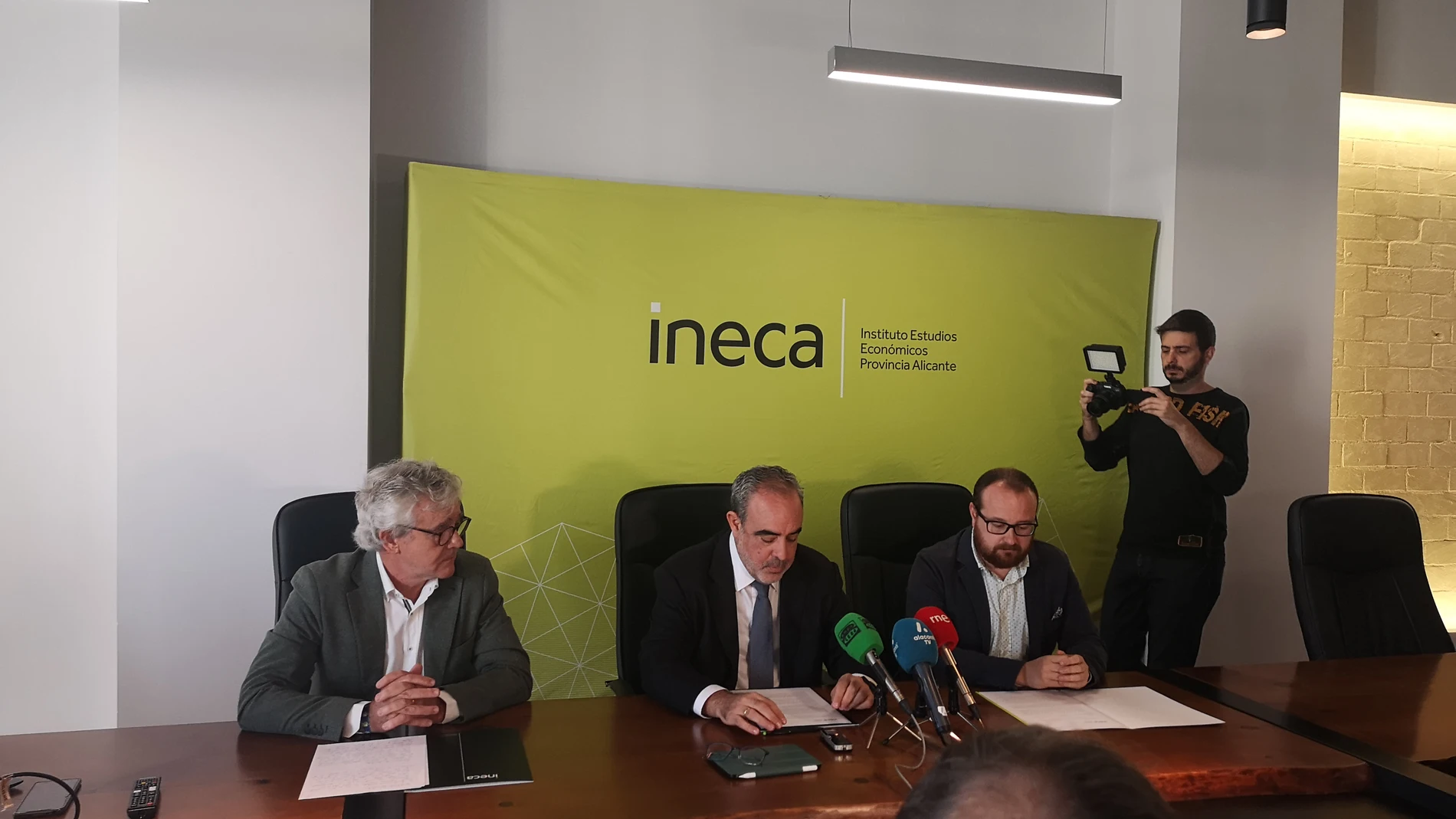 Ignacio Amirola, presidente de Ineca, en el centro, en la presentación del informe de coyuntura socieconómica
