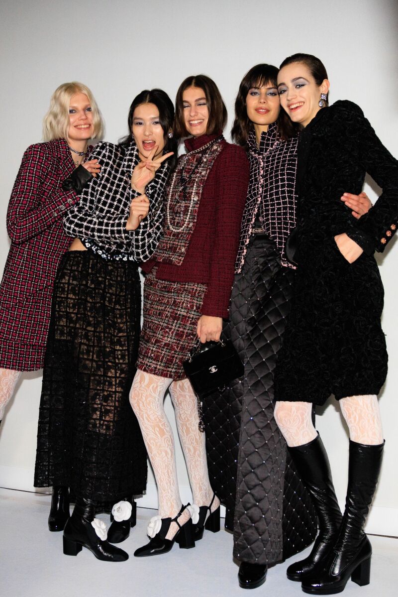 Momento del ‘backstage’ del desfile de Chanel otoño-invierno 23/24 en París