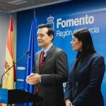 El consejero de Fomento e Infraestructuras, José Manuel Pancorbo, y la directora general de Vivienda y Arquitectura, María Gil, durante la rueda de prensa