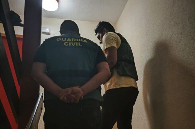 La Guardia Civil detiene al pirómano en su apartamento en una de las urbanizaciones de El Saler