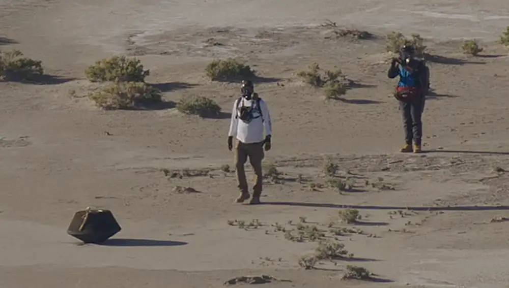 Dos técnicos de la NASA se dirigen a la cápsula tras su aterrizaje en el desierto de Utah, el pasado 24 de septiembre.