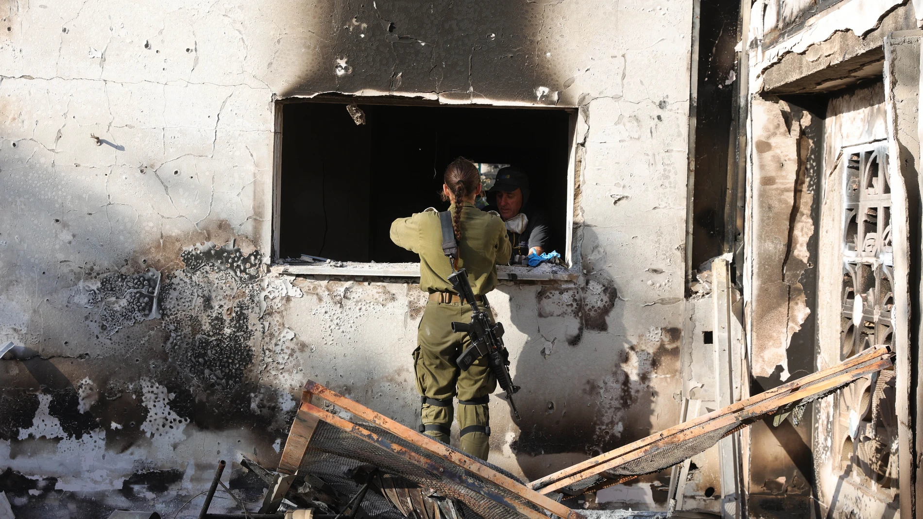 Kibbutz Beeri (Israel), 25/10/2023.- Israeli soldiers inspect a ruined house in Kibbutz Beeri, near the border with Gaza in southern Israel , 25 October 2023, where at least 130 Kibbutz members where killed by Hamas as militants launched an attack against Israel from the Gaza Strip on 07 October. More than 5,500 Palestinians and over 1,400 Israelis have been killed, according to the Israel Defense Forces (IDF) and the Palestinian health authority, since Hamas militants launched an attack agai...