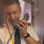 Un joven piloto sorprende a su madre azafata en el mismo vuelo