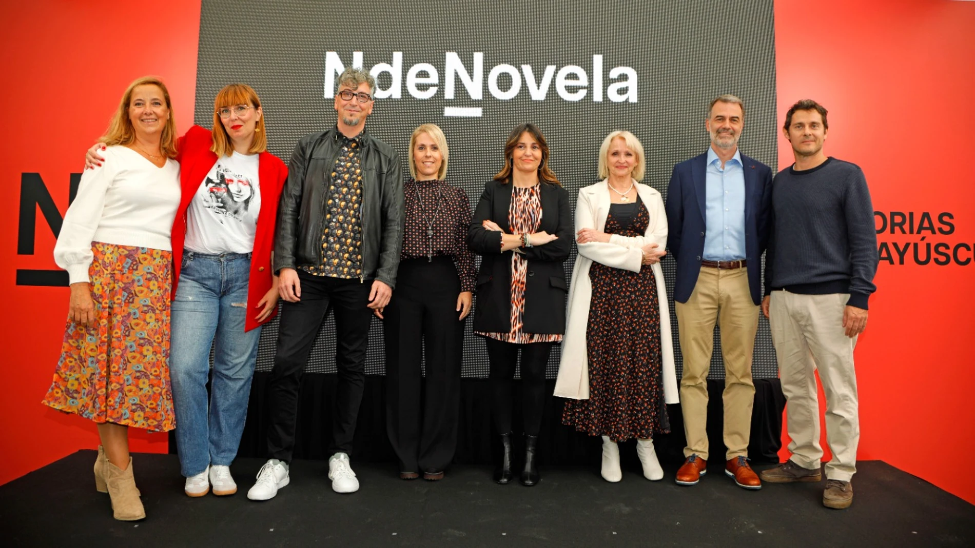 Desde la izda., los escritores Mónica de Cristóbal, Lara Serodio, Benito Olmo, Ane Odriozola, Edurne Cadelo, Yolanda Cruz, Yves D. Villegas y Cristian Schleu, fichados por NdeNovela