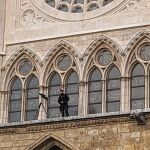 Un agente de la Policía, armado con un francotirador, realiza labores de protección y vigilancia de la Catedral de León