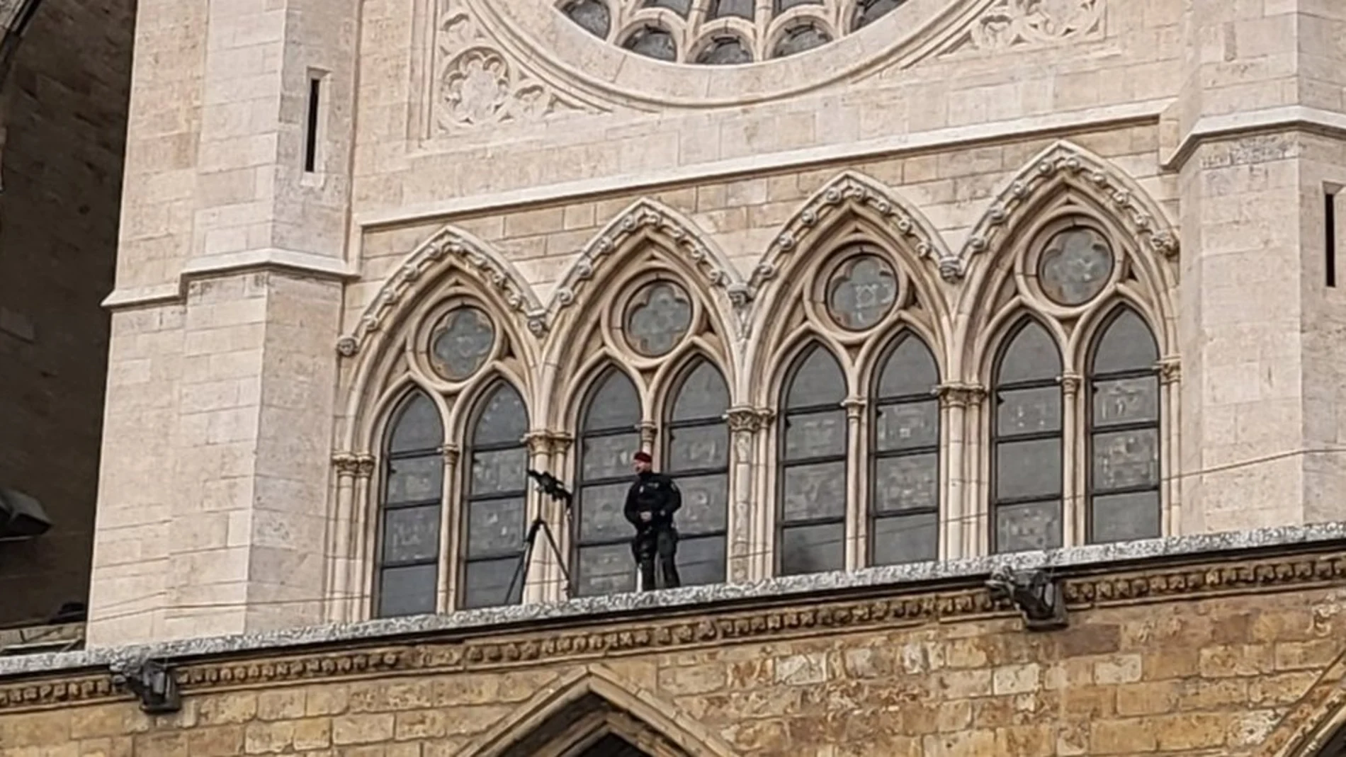 Un agente de la Policía, armado con un francotirador, realiza labores de protección y vigilancia de la Catedral de León