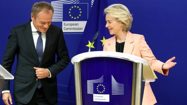 Ursula von der Leyen recibe en Bruselas al aún líder de la oposición polaca, Donald Tusk