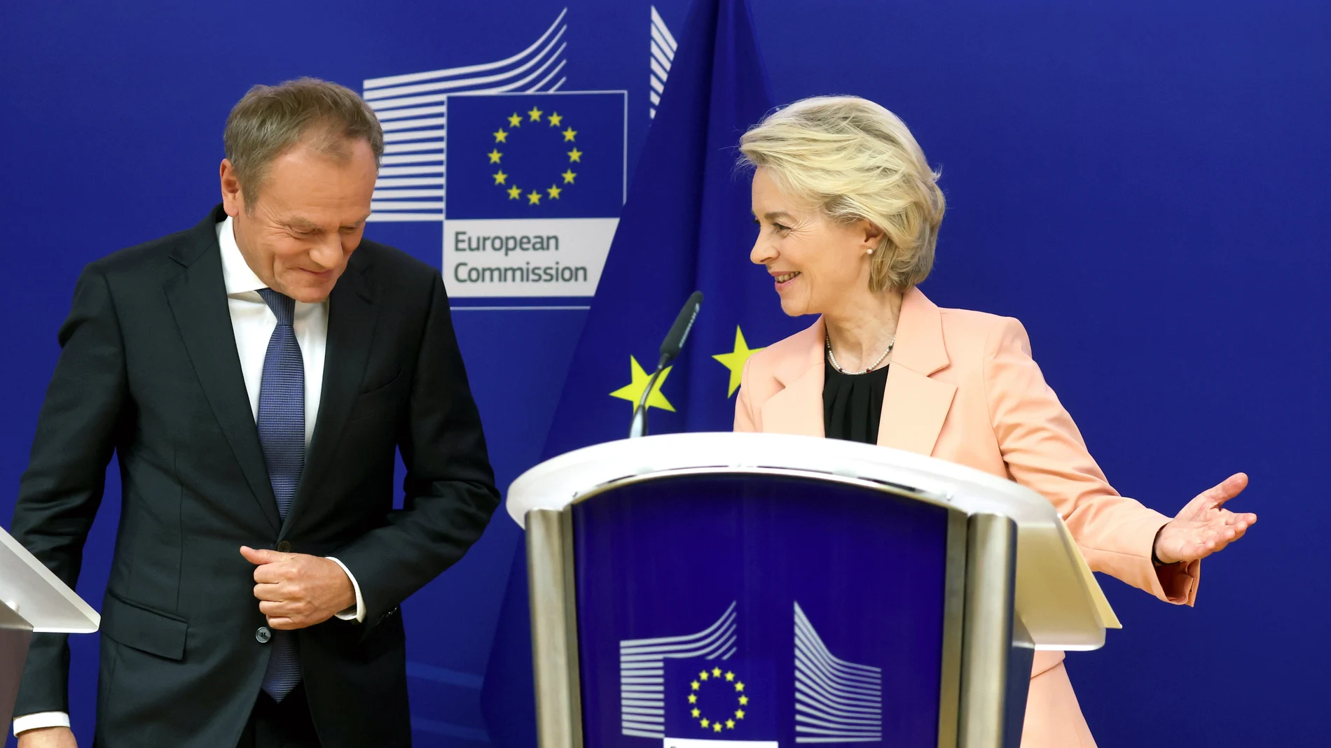 Ursula von der Leyen recibe en Bruselas al aún líder de la oposición polaca, Donald Tusk