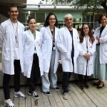 Espinosa -cuarto por la izquierda- junto al equipo del Hospital del Mar Institute Research que ha participado en la investigación
