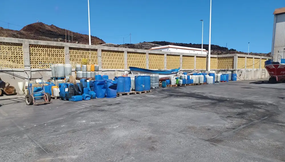 Los pescadores alertan de la acumulación de más de 10.000 litros de gasolina dentro de la propia explanada del varadero del Puerto de La Restinga, en El Hierro