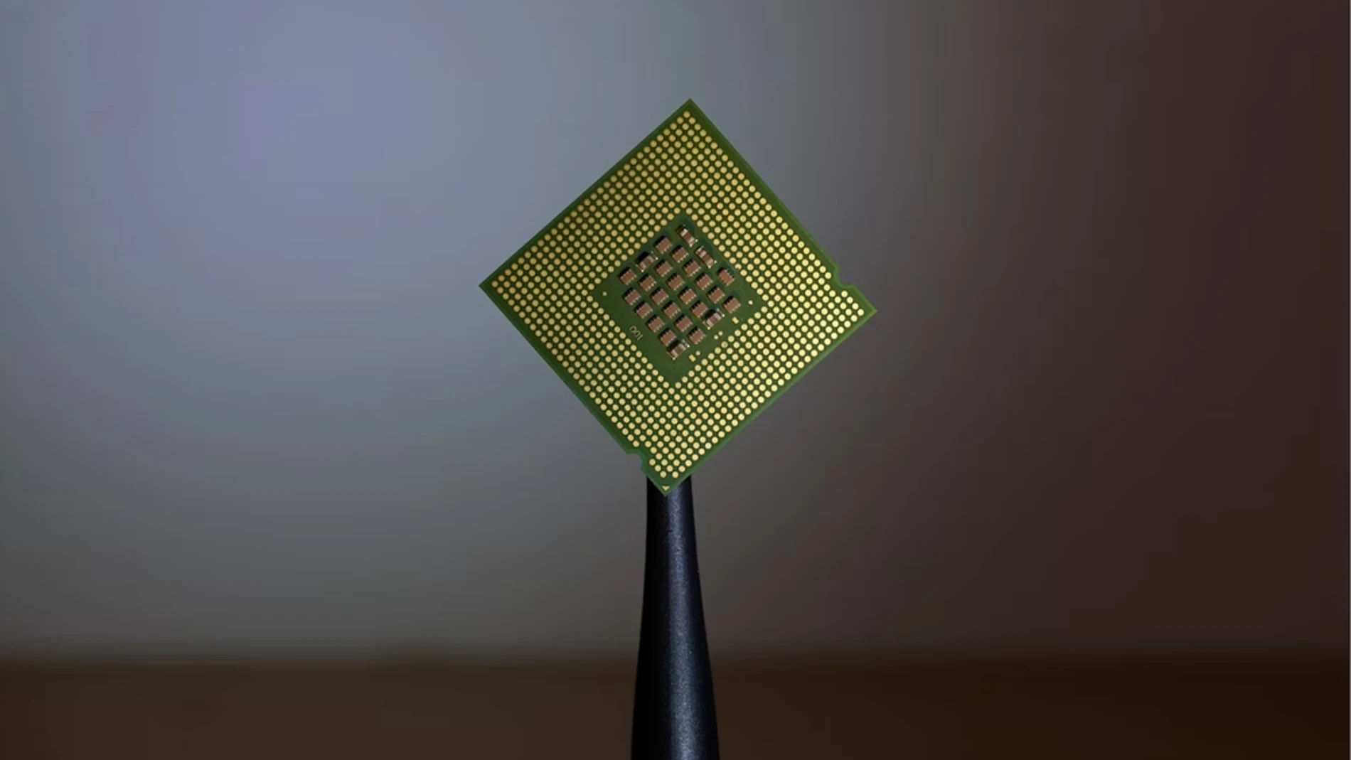 Qualcomm lanza su nuevo chip de PC para competir con Apple e Intel. 