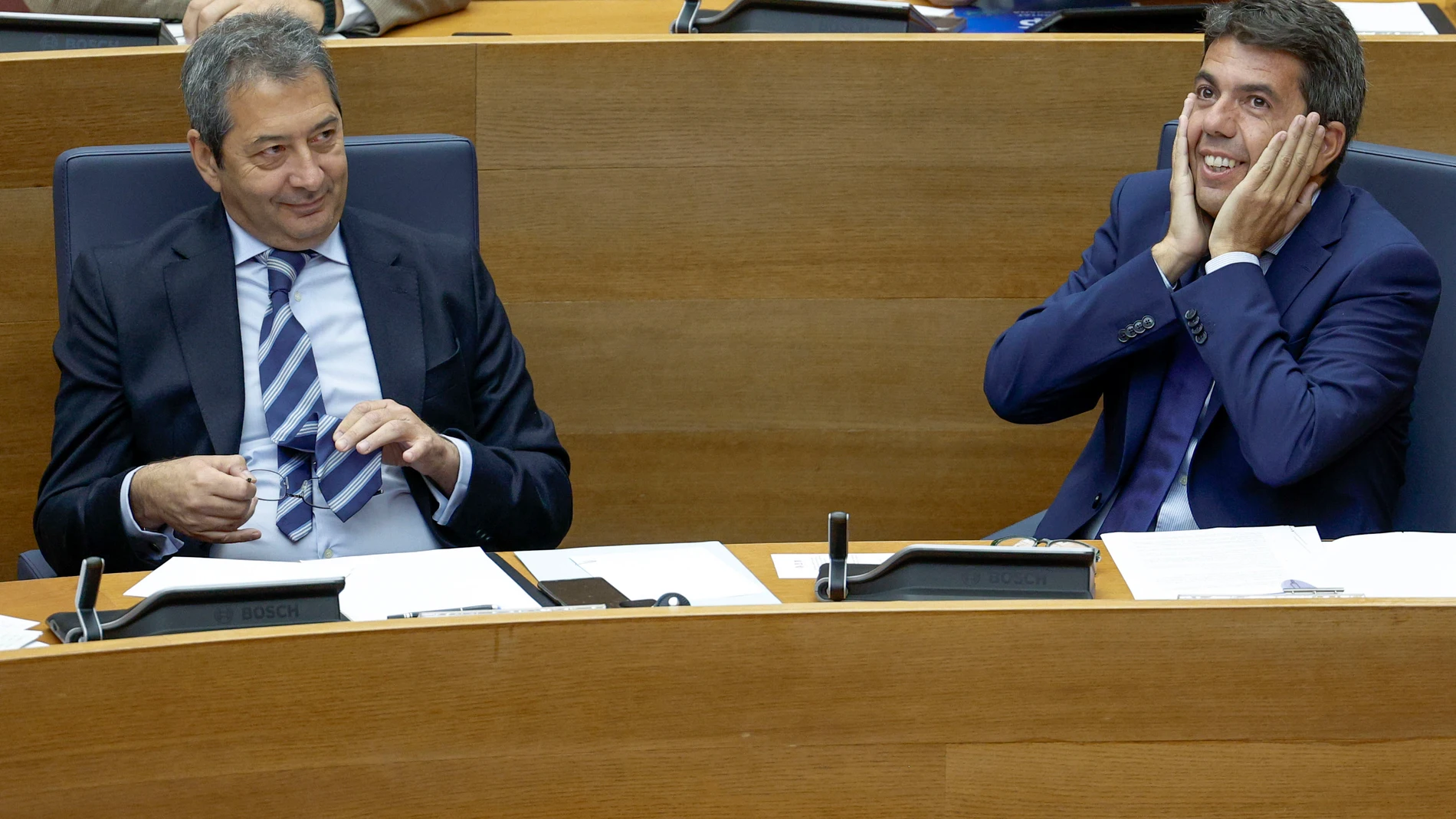 VALENCIA, 26/10/2023.- El presidente de la Generalitat, Carlos Mazón (d) , junto al vicepresidente, Vicente Barrera, en la sesión de control en Les Corts Valencianes. EFE/ Kai Forsterling 