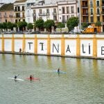 Operativos de la Unidad Rápida de Baldeo retirando parte de la pintada