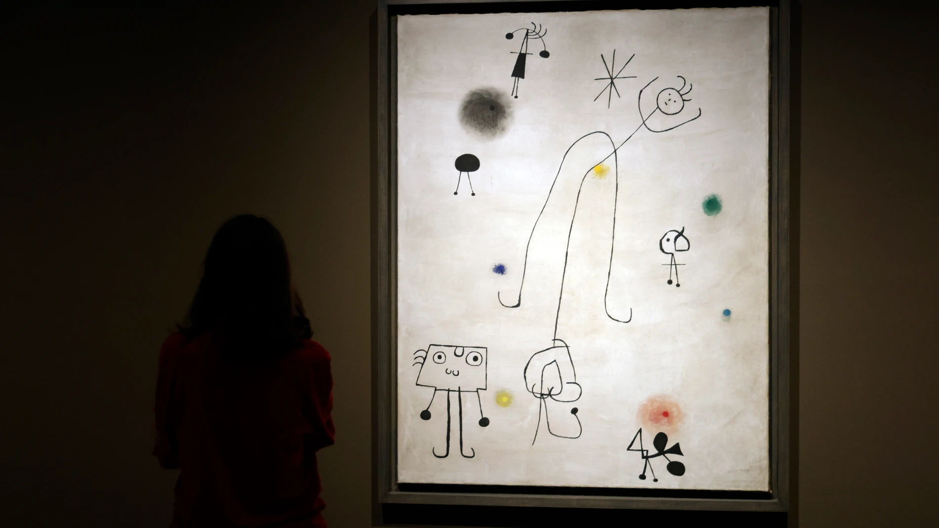 GRAFCAT5622. BARCELONA, 26/10/2023.- Una persona observa la obra de Joan Miró "La estrella matinal", una del centenar de pinturas y esculturas de Miró, Mercè Rodoreda, Ponç, Subirachs, Guinovart, Antonio Saura, Millares, Oteiza, Giacometti, Henry Moore, Bacon o Inge Morath que se exhiben desde hoy en el MNAC en la exposición "¿Qué humanidad? La figura humana después de la guerra (1940-1966)". EFE/Quique García