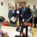 Los portavoces de los grupos parlamentarios Popular y Vox, Raúl de la Hoz y Carlos Menéndez, respectivamente, presentan en el registro de las Cortes la Proposición de Ley de Modificación de la Ley de creación del Servicio Público de Empleo de Castilla y León