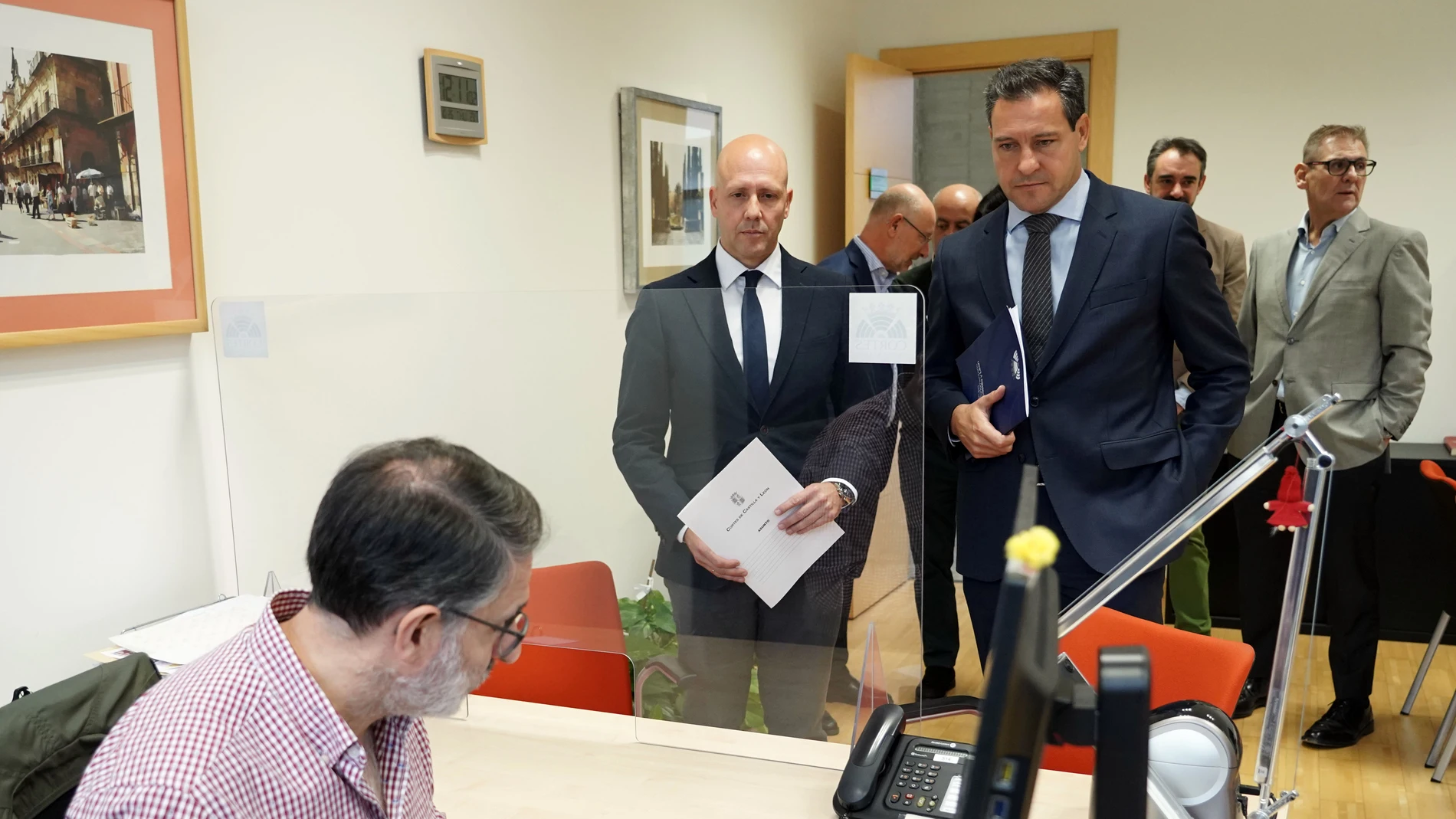 Los portavoces de los grupos parlamentarios Popular y Vox, Raúl de la Hoz y Carlos Menéndez, respectivamente, presentan en el registro de las Cortes la Proposición de Ley de Modificación de la Ley de creación del Servicio Público de Empleo de Castilla y León