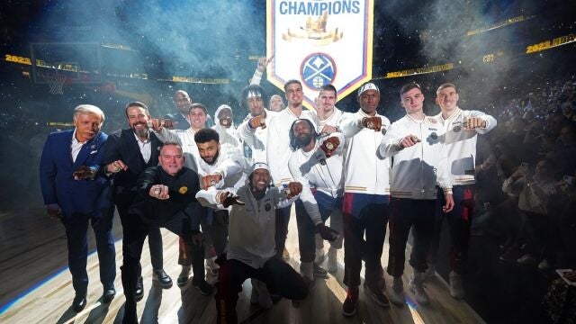 Jugadores y staff de Denver Nuggets con el anillo de campeón de NBA 22-23