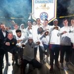 Jugadores y staff de Denver Nuggets con el anillo de campeón de NBA 22-23