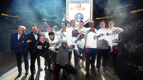 Jugadores y staff de Denver Nuggets con el anillo de campeón de NBA 22-23