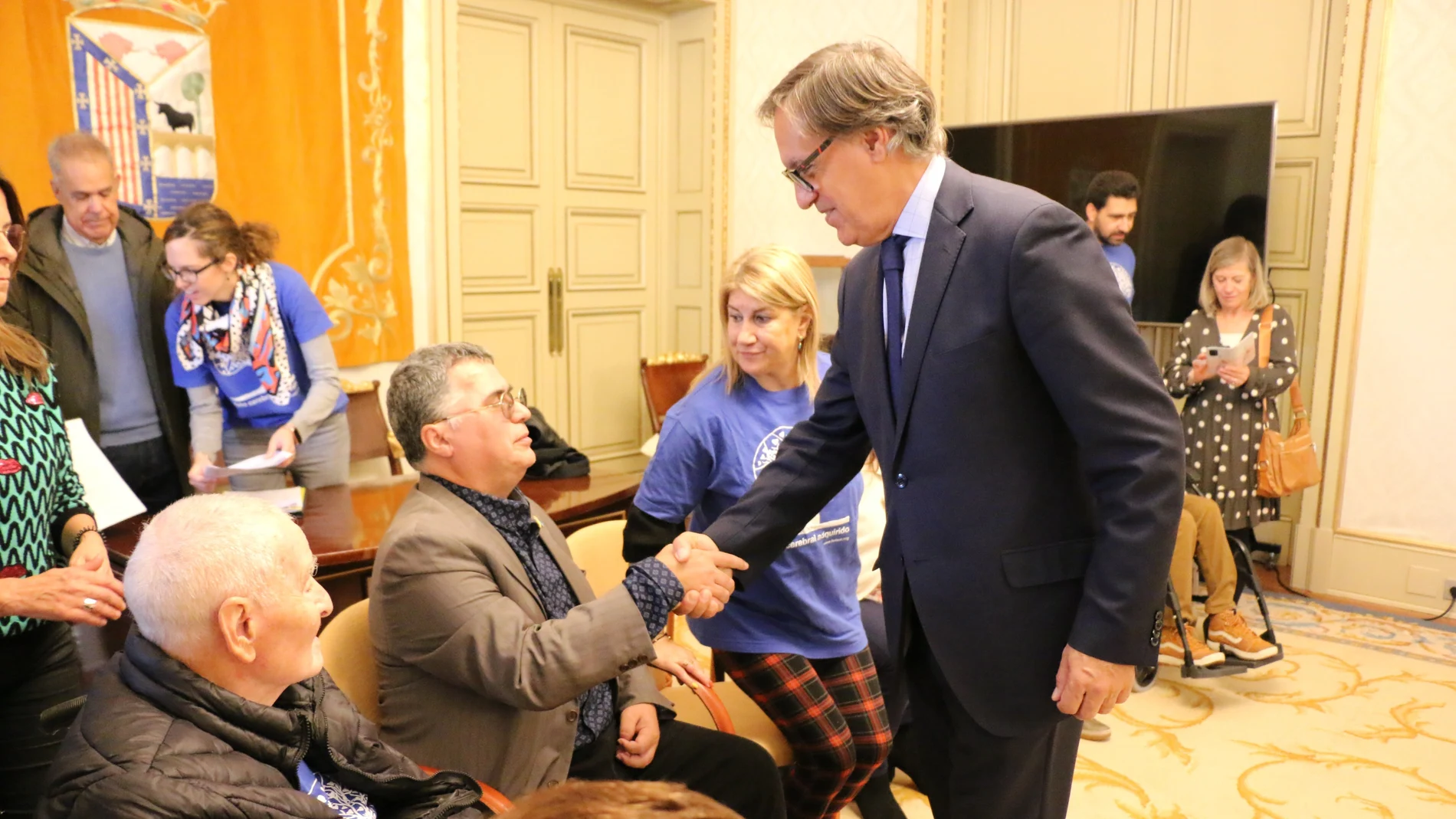 El alcalde de Salamanca, Carlos García Carbayo, saluda a los representantes de la Asociación Salmantina de Daño Cerebral Adquirido