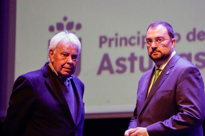 El expresidente del Gobierno Felipe González y el empresario mexicano Carlos Slim participan en los debates de XXVIII Reunión Plenaria de la Fundación Círculo de Montevideo