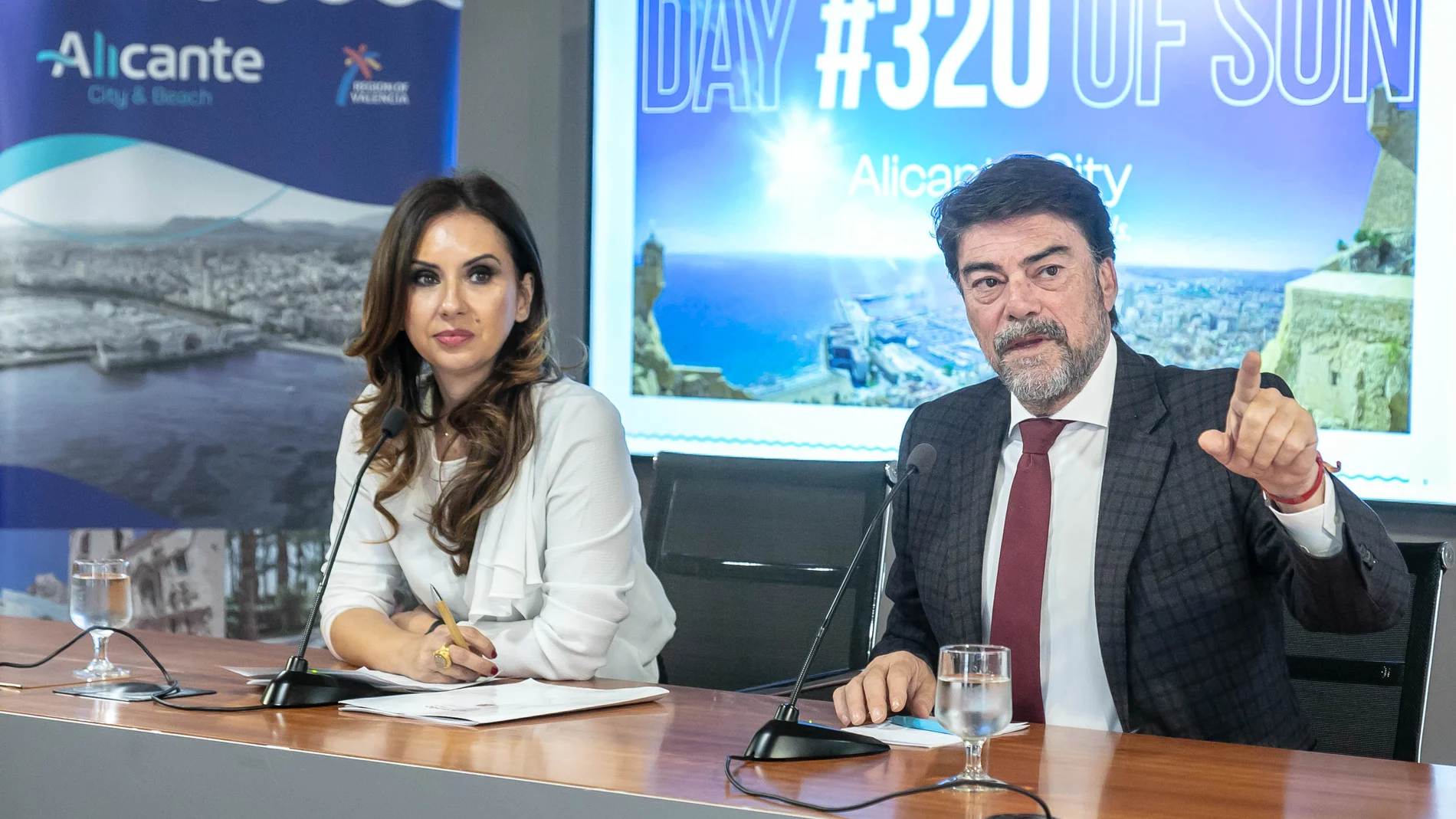 La concejala de Turismo, Ana Poquet, y el alcalde de Alicante, Luis Barcala, en rueda de prensa hoy