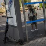 Patinete eléctrico en una parada de autobús