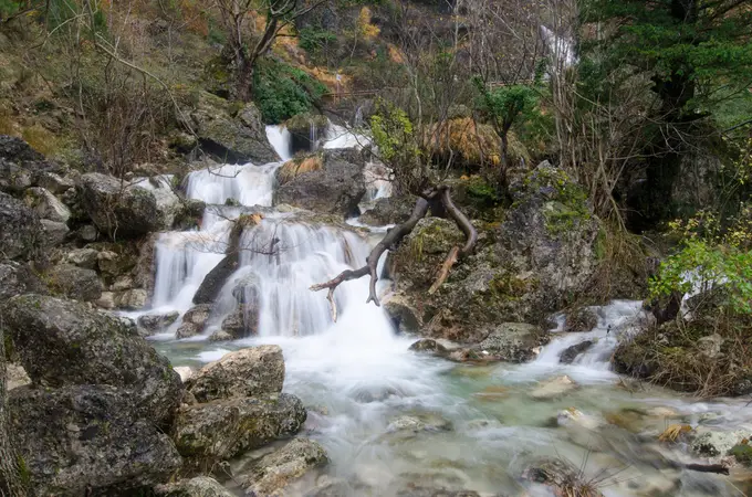 De ruta por Castilla-La Mancha: cascadas, cuevas y un fenómeno natural sin igual para descubrir en otoño