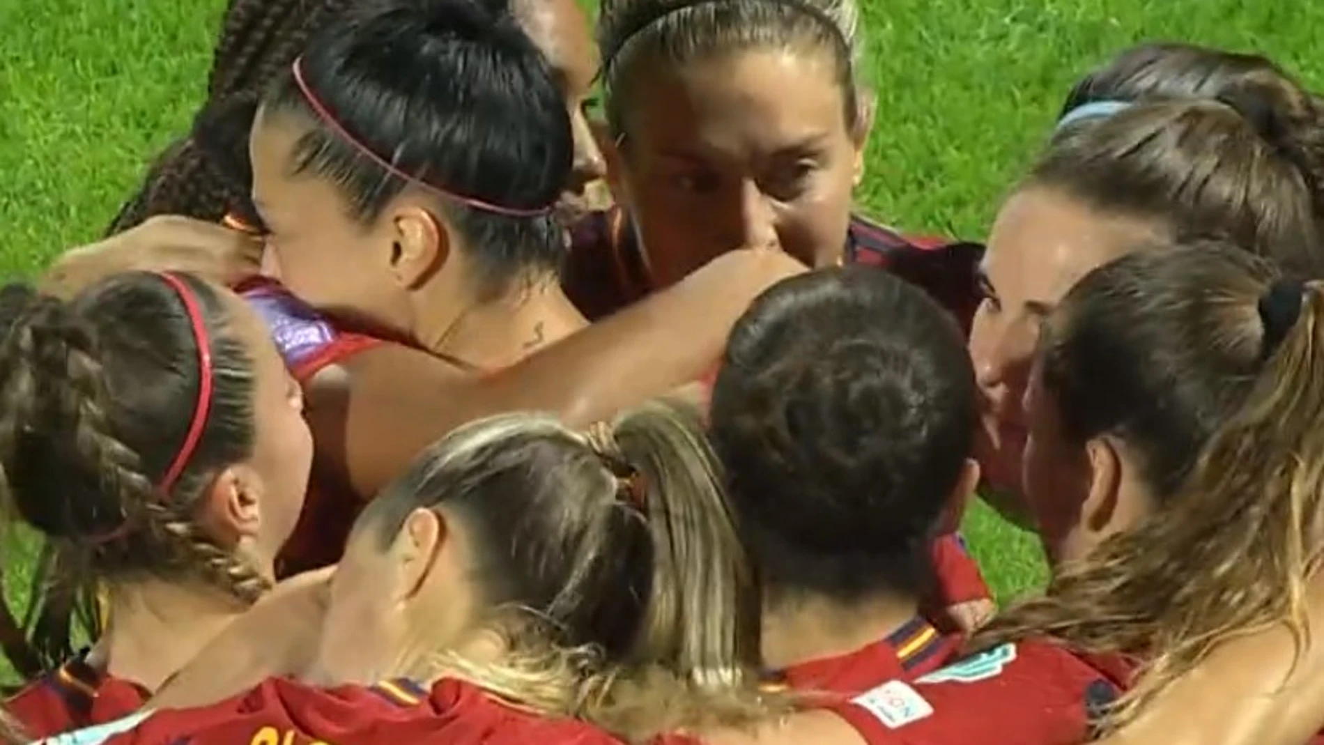 Jenni Hermoso celebra con todo el equipo el gol que marcó a España en su regreso a la selección