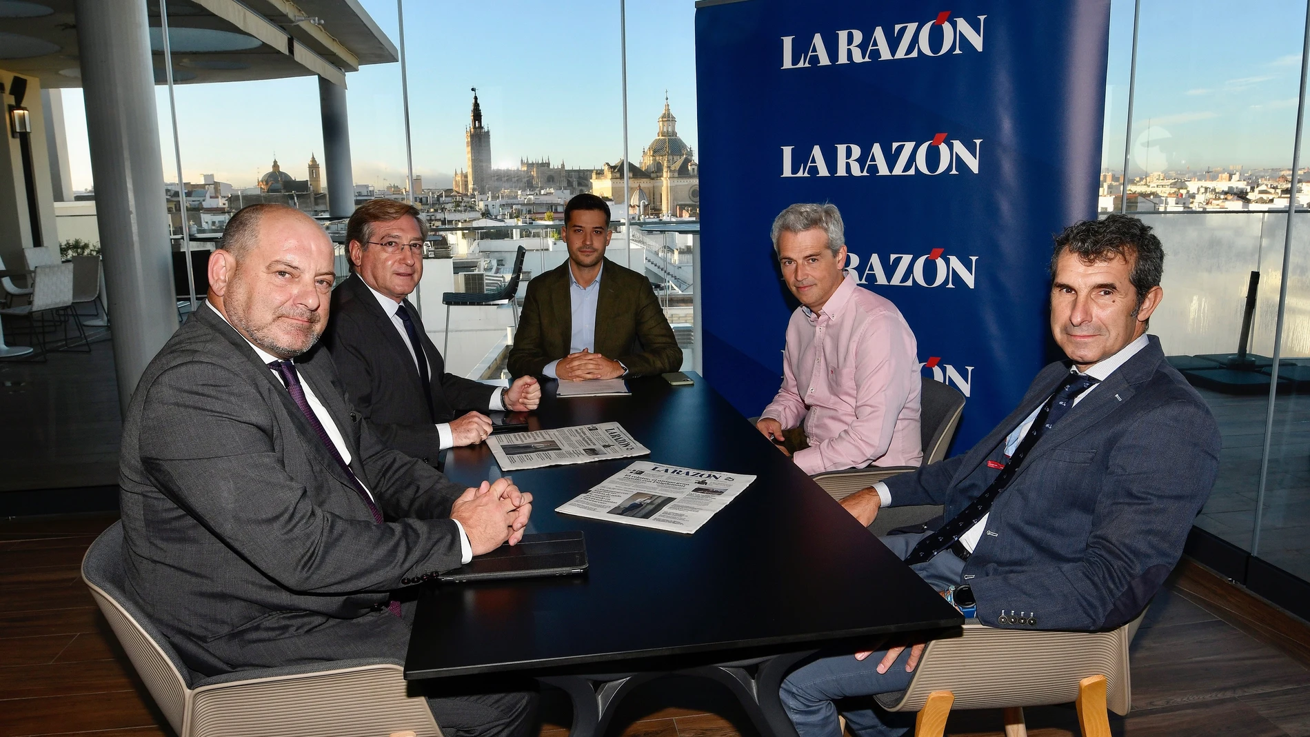 De izquierda a dercha, Alfonso Vargas, Rafael Carmona, el periodista Fran Cárceles, Javier Arnaldo y Álvaro Macarro