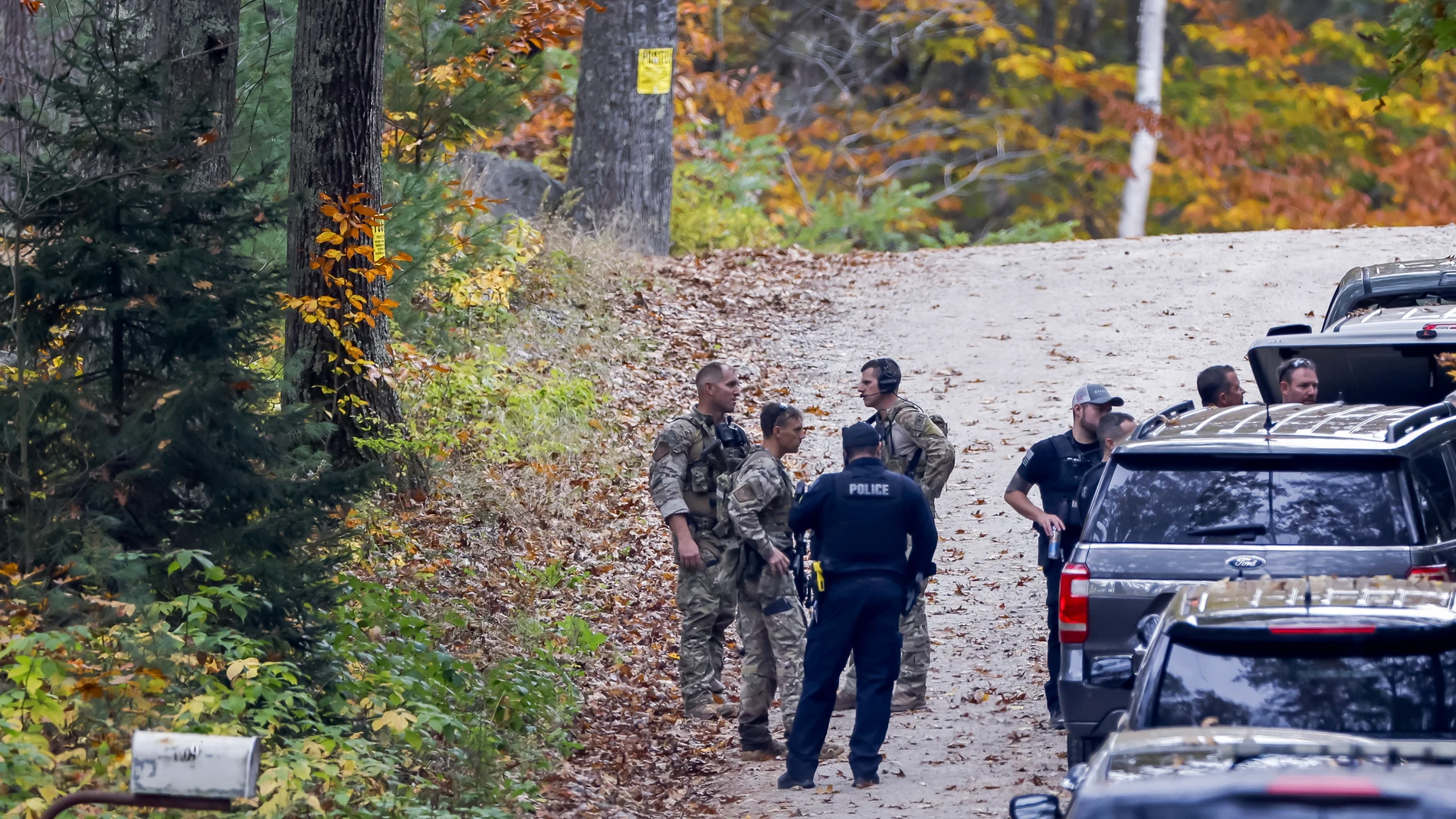 Durham (United States), 27/10/2023.- Law enforcement personnel gather to search, two days after a mass shooting left 18 dead and 13 injured, in Durham, Maine, USA, 27 October 2023. Police continue to search for suspect Robert Card in the 25 October deadly attack in Lewiston, Maine. EFE/EPA/CJ GUNTHER