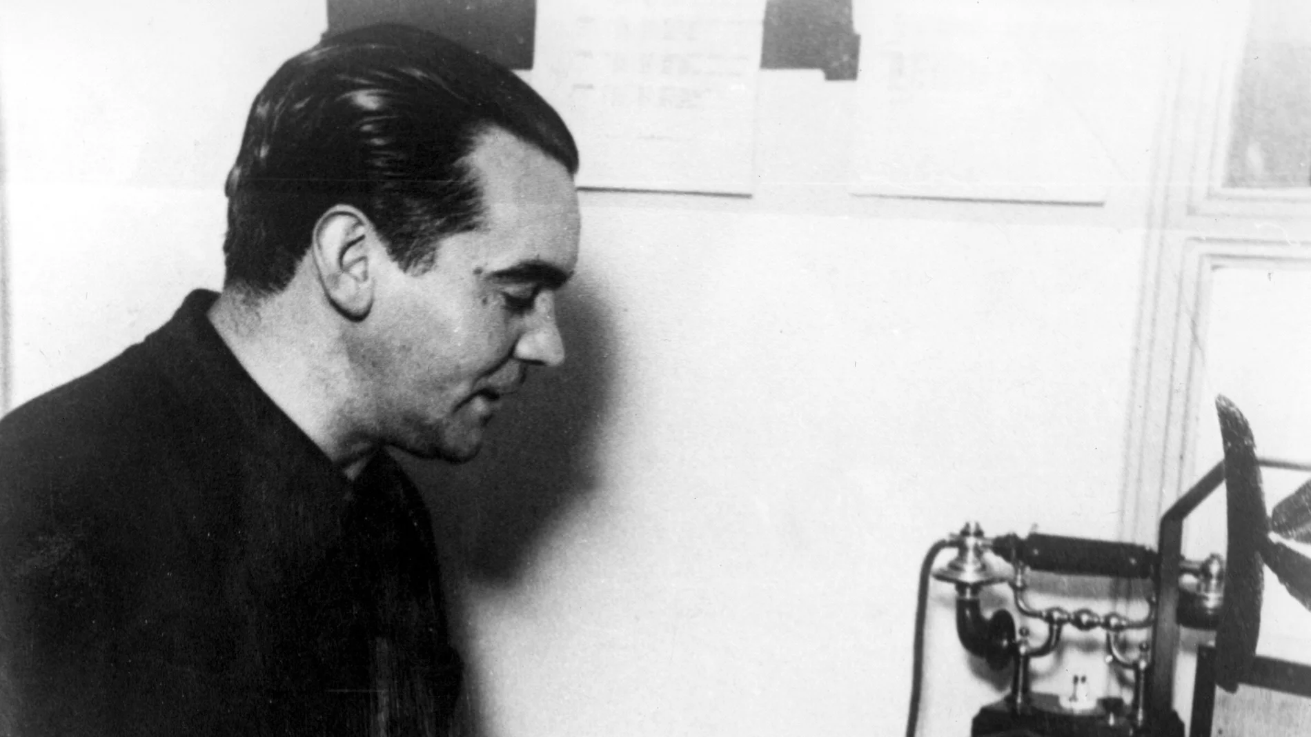 Fotografía de archivo de 1933 del escritor Federico García Lorca cuando recitaba uno de sus poemas a lo oyentes de una estación radial de Buenos Aires (Argentina). 