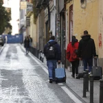 Madrid, barrio de Malasaña. Imágenes de gente con maletas por el barrio de Malasaña hacia los pisos turísticos