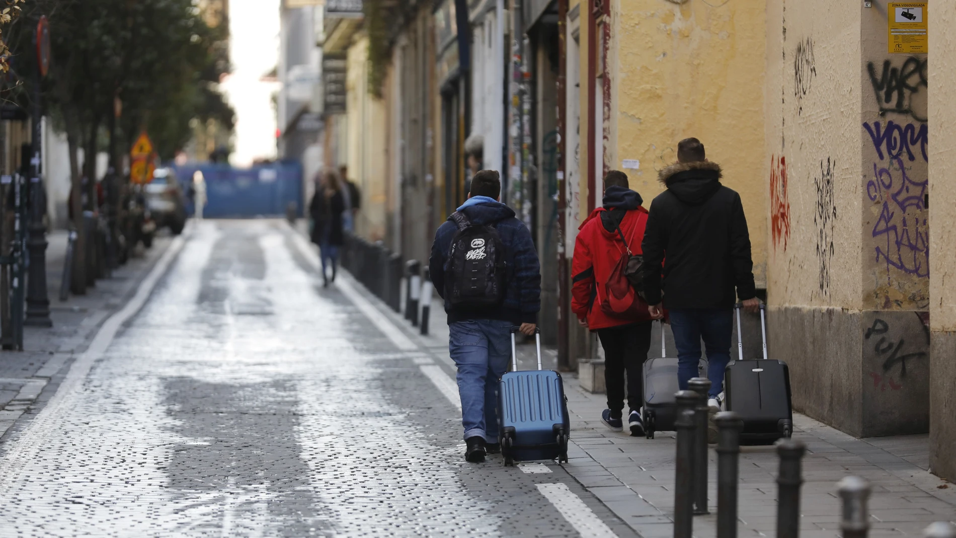 Madrid, barrio de Malasaña. Imágenes de gente con maletas por el barrio de Malasaña hacia los pisos turísticos