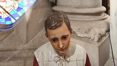 Escultura de un monaguillo en un templo de la ciudad de Madrid