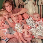 Bobbi McCaughey con sus hijos en 1998