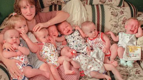 Bobbi McCaughey con sus hijos en 1998