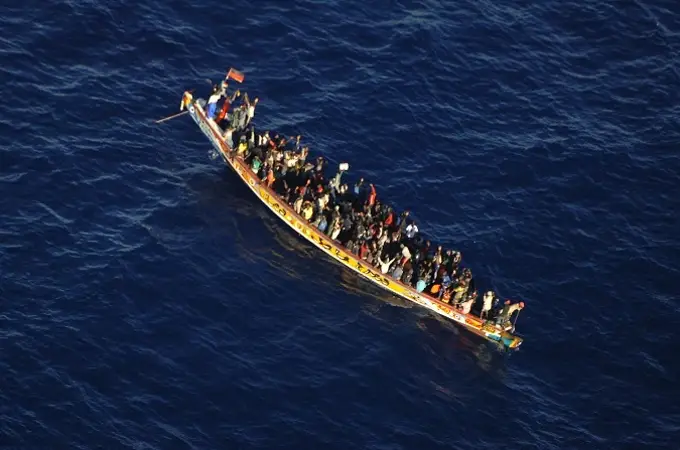 Una veintena de cuerpos arrojados al mar desde un cayuco rescatado en Tenerife