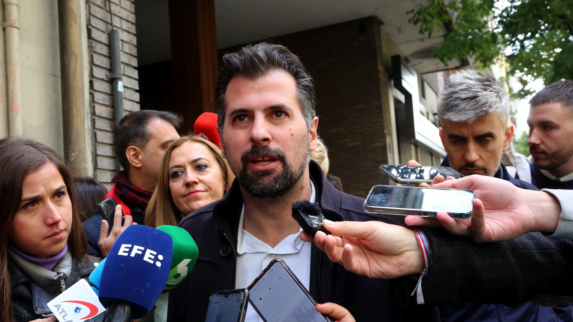 Tudnaca atiende a la prensa a su llegada al Comité Federal del PSOE en la calle Ferraz de Madrid