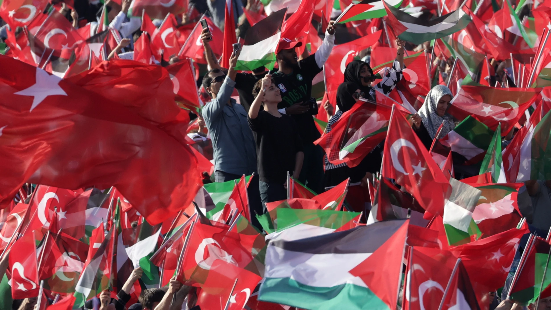 Istanbul (Turkey), 28/10/2023.- Supporters of Turkish President Recep Tayyip Erdogan hold Turkish and Palestinian flags during a pro-Palestinian rally at the Ataturk Airport in Istanbul, Turkey, 28 October 2023. Thousands of Israelis and Palestinians have died since the militant group Hamas launched an unprecedented attack on Israel from the Gaza Strip on 07 October, and the Israeli strikes on the Palestinian enclave which followed it. (Protestas, Turquía, Estanbul) EFE/EPA/ERDEM SAHIN 