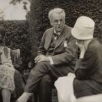 William Butler Yeats (con gafas), en el verano de 1930