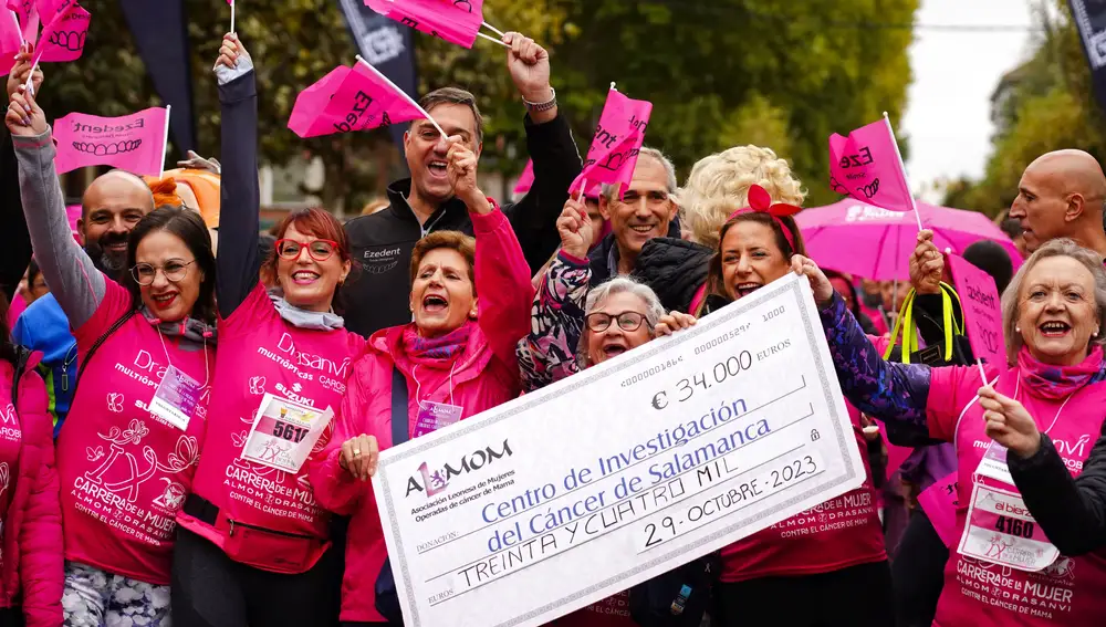 Participantes de la marcha contra el cáncer de mama de León