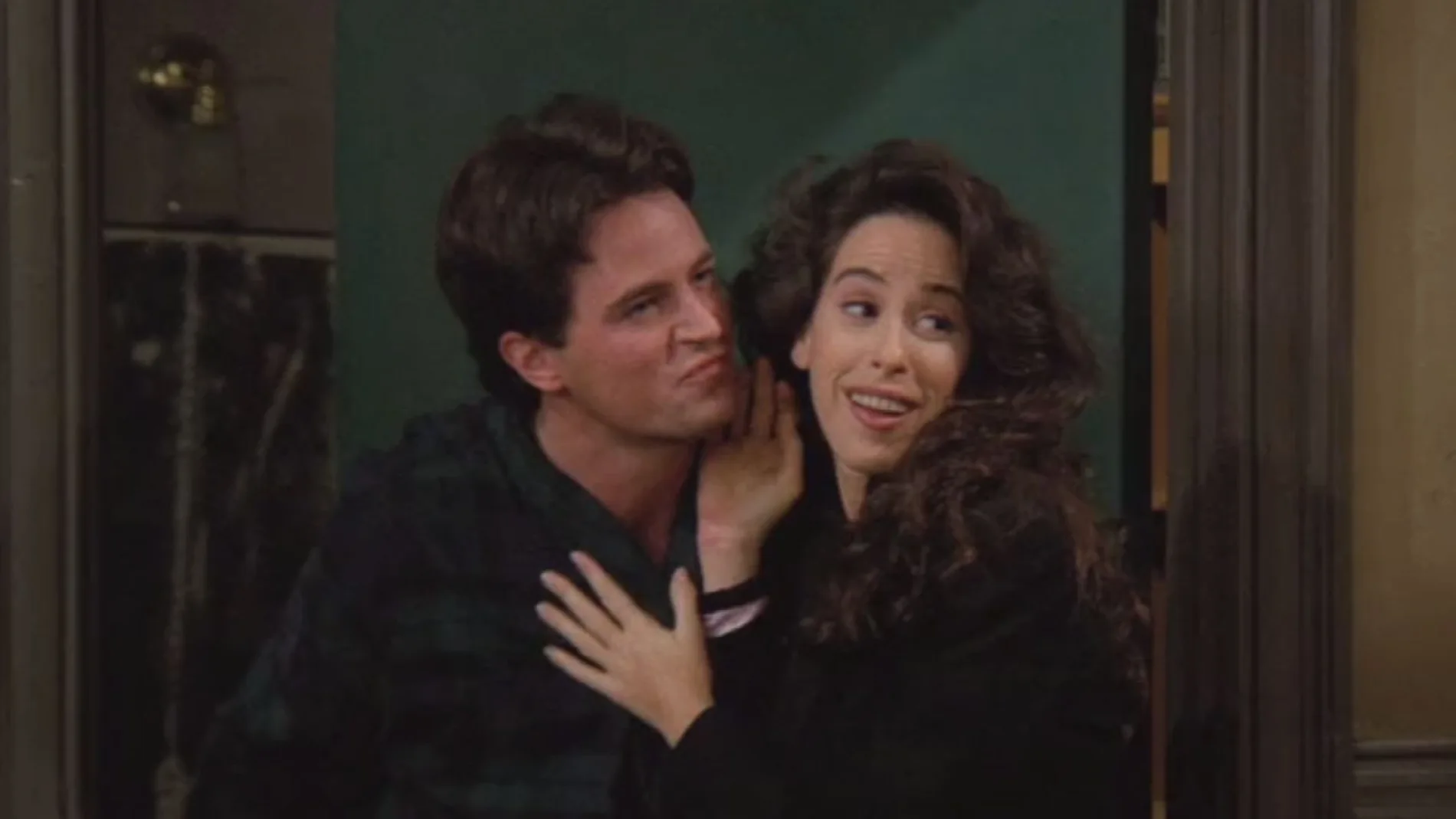 Matthew Perry y Maggie Wheeler en una escena de "Friends"